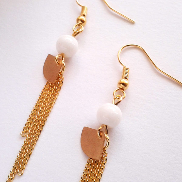 Boucles d'oreilles pendantes, mini éventail doré et perle en porcelaine blanche.