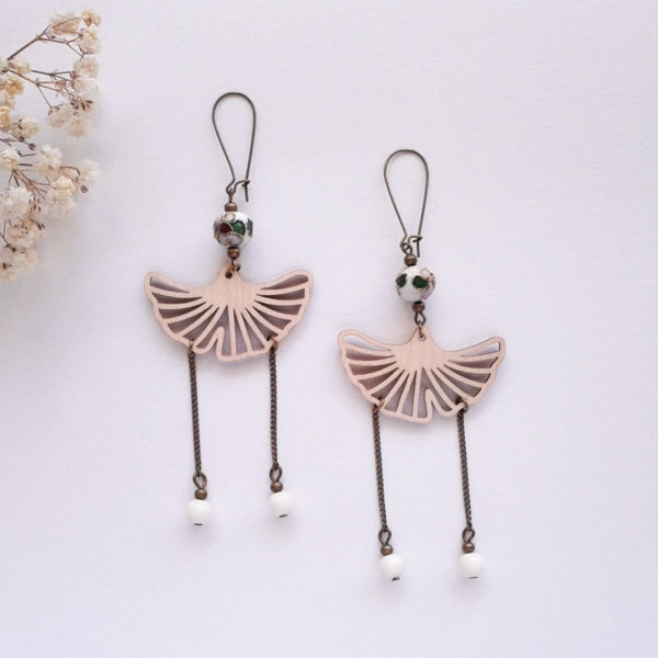 Boucles d'oreilles longues feuilles de ginkgo - bohème japonisant - blanc