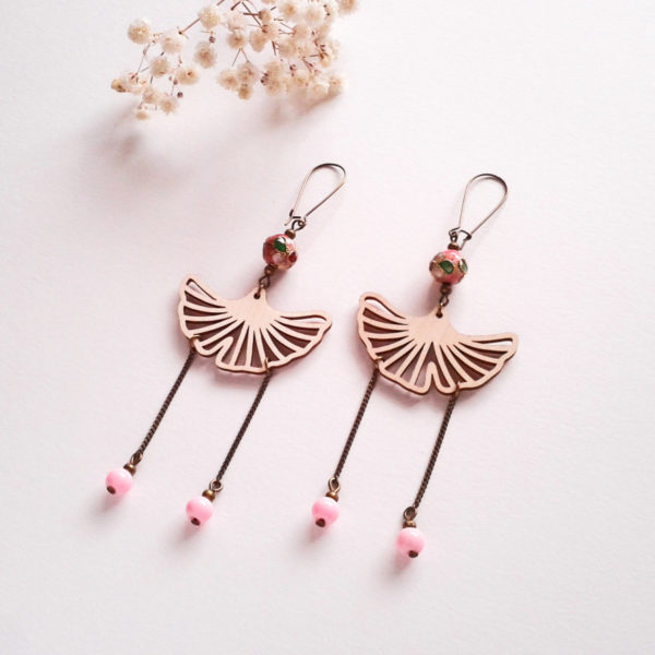 Boucles d'oreilles longues ginkgo - rétro bohème - inspiration geisha - rose tendre