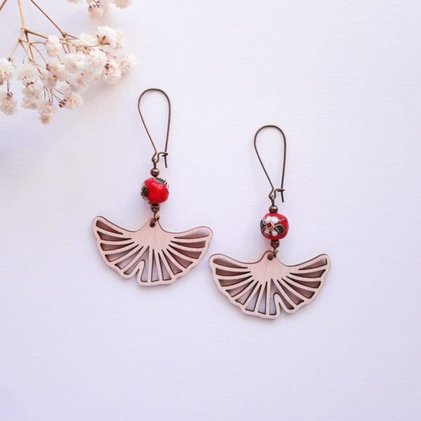 Boucles d'oreilles feuilles ginkgo en bois et perles rouges - bijou japonisant