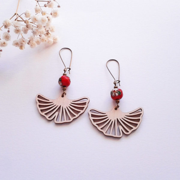 Boucles d'oreilles feuilles ginkgo en bois et perles rouges - bijou japonisant