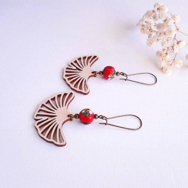 Boucles d'oreilles feuilles ginkgo en bois et perles rouges - bijou japonisant