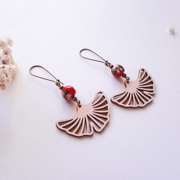 Boucles d'oreilles feuilles ginkgo en bois et perles rouges - bijou japonisant