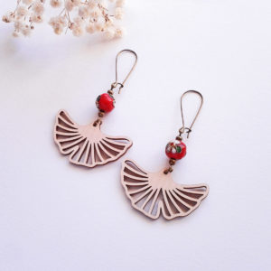 Boucles d'oreilles feuilles ginkgo en bois et perles rouges - bijou japonisant