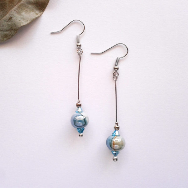 Boucles d'oreilles nébuleuse, perles bleues en céramique.