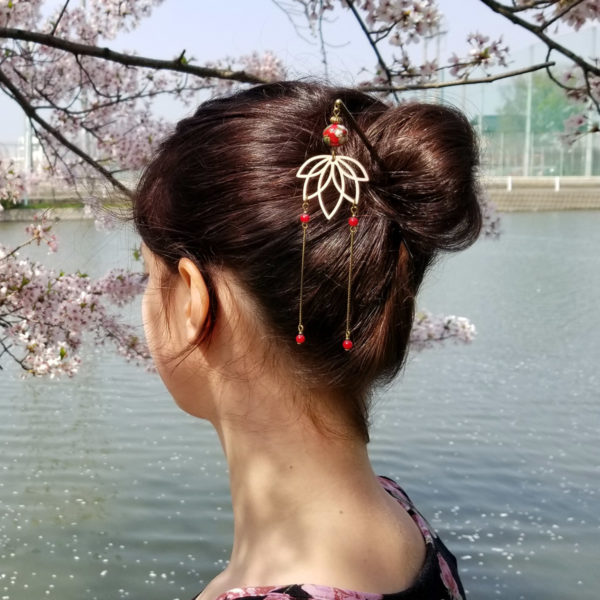 Pic à chignon lotus en bois, bronze et rouge.