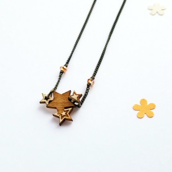 Collier étoiles en bois. Bijou personnalisable.