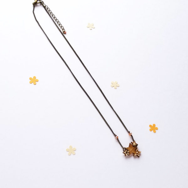 Collier étoiles en bois. Bijou personnalisable.