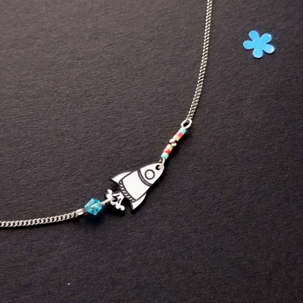 Collier rocket, petite fusée, bijou inspiré de l'espace.