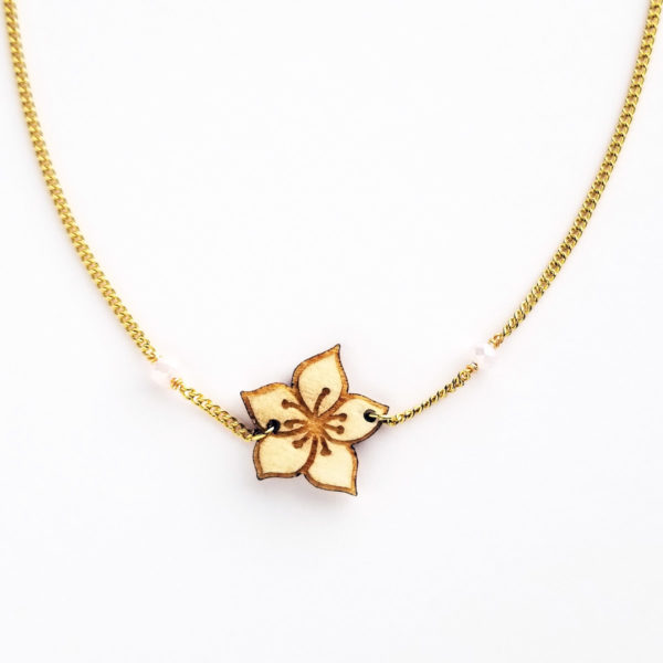 Collier court sakura, fleur de cerisier en bois d'érable français.