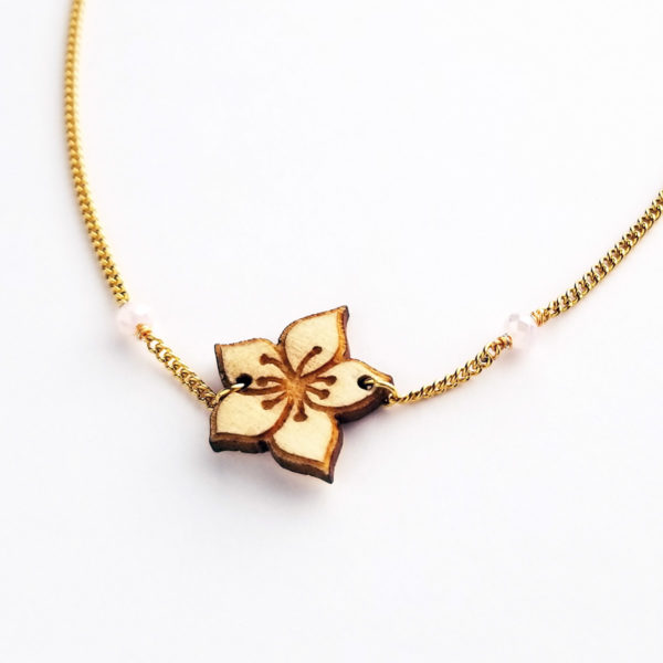 Collier court sakura, fleur de cerisier en bois d'érable français.