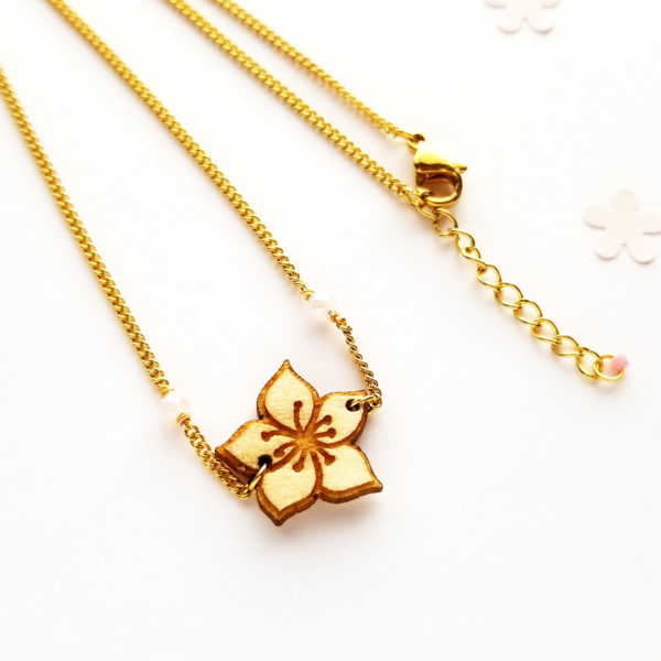 Collier court sakura, fleur de cerisier en bois d'érable français.