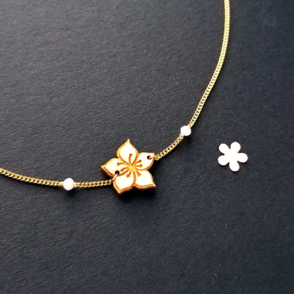 Collier court sakura, fleur de cerisier en bois d'érable français.