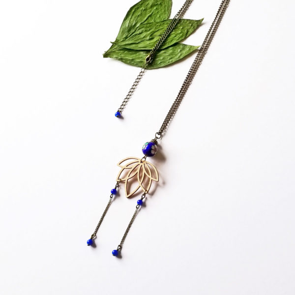 Sautoir fleur de lotus en bois d'érable français. Bijou inspiré du Japon.