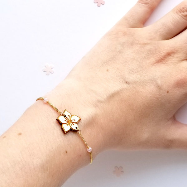 Bracelet sakura, fleur de cerisier en bois d'érable. Chaîne en acier inoxydable doré.