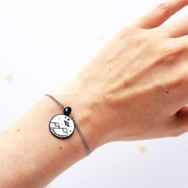 Bracelet "J'aime les étoiles", avec médaillon gravé montagne et ciel étoilé en acrylique.