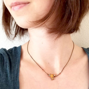 Collier étoiles en bois. Bijou personnalisable.