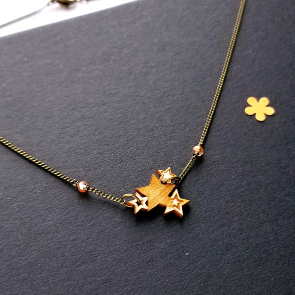 Collier étoiles en bois. Bijou personnalisable.