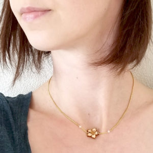 Collier sakura, fleur de cerisier, en bois d'érable français. Bijou personnalisable.