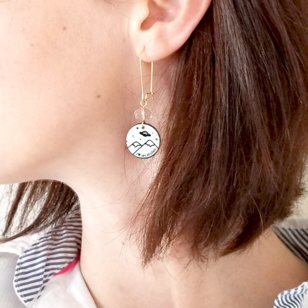 Boucles d'oreilles "j'aime les étoiles" - médaillon illustré montagne, planète et étoiles.