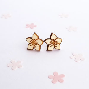 Petites puces d'oreilles fleur de cerisier, sakura, en bois d'érable français. Création originale la Louve.