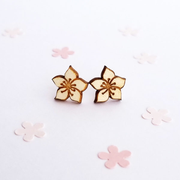 Petites puces d'oreilles fleur de cerisier, sakura, en bois d'érable français. Création originale la Louve.