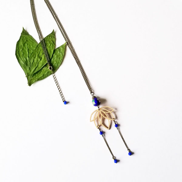 Sautoir fleur de lotus en bois d'érable français. Bijou inspiré du Japon.