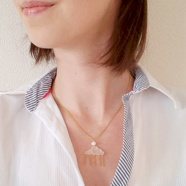 Collier nuage japonais transparent en plexiglas, design original la Louve.