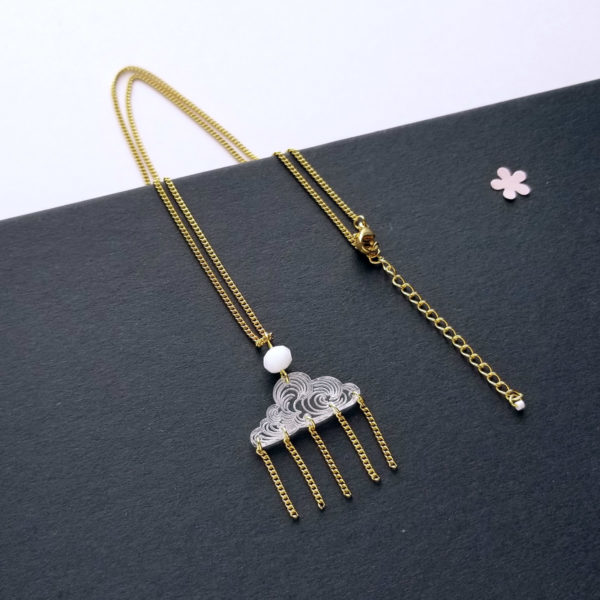 Collier nuage japonais transparent en plexiglas, design original la Louve.