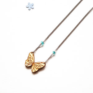 collier court papillon en bois